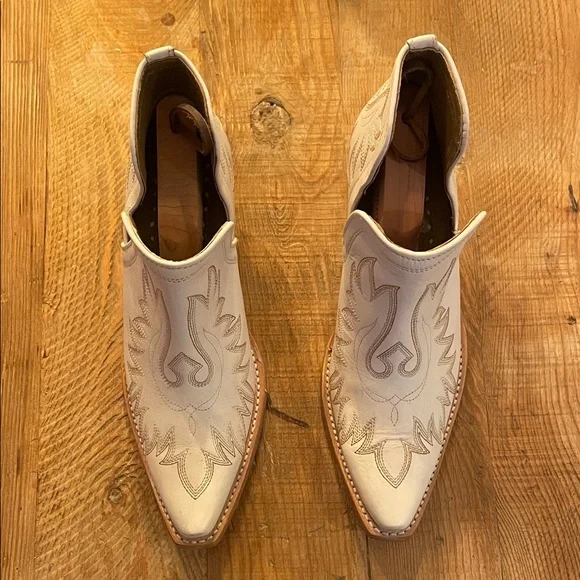 Ariat Stylish Cream Western Ankle Boots - Picture 3 of 8